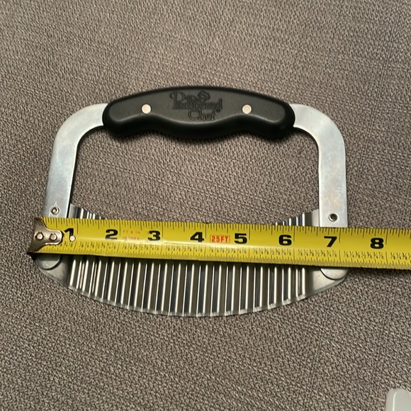 The Pampered Chef CRINKLE CUTTER with Plastic Guard & Original Product Card - Picture 5 of 9